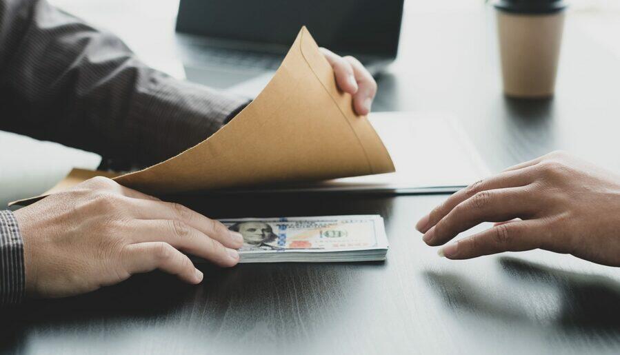 corruption-businessmen-make-an-agreement-with-the-ep58hx7-1-scaled-1-1-899x515