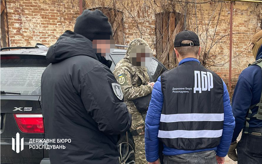 zatrimalo-u-sumah-inspektora-vijskovoi-sluzhbi-pravoporyadku-yakij-za-habari-obicyav-miscevim-prizovnikam-uniknuti-mobilizacii-2