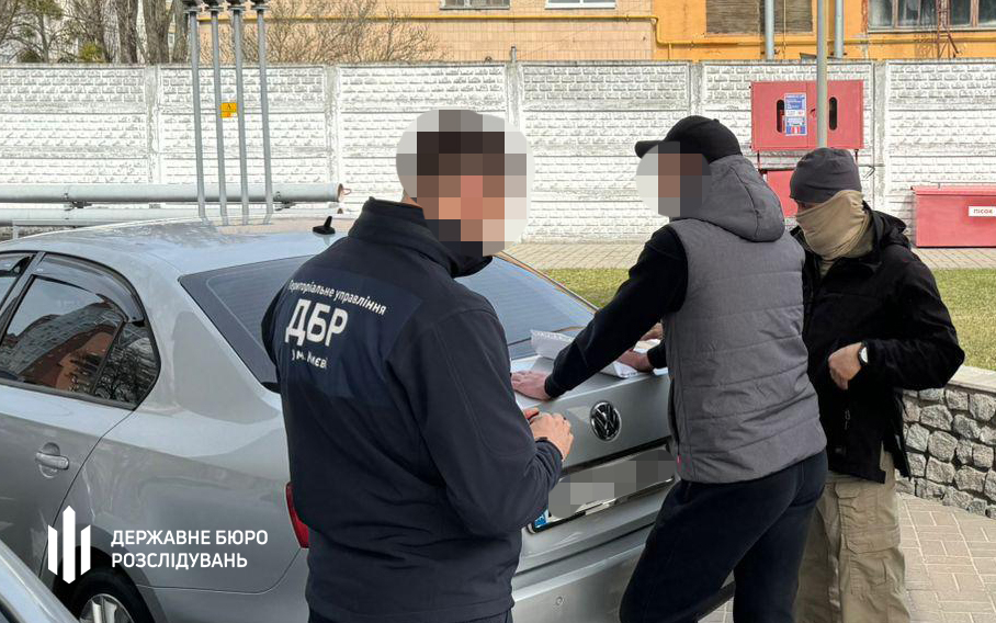 na-kiivshhini-dbr-zatrimalo-pravoohoroncya-na-otrimanni-habarya-v-15-tis.-dolariv-za-vidmazuvannya-vid-prohodzhennya-sluzhbi-2