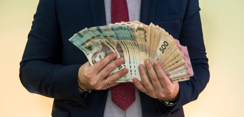 vykryvach_uah_hand-1160x560