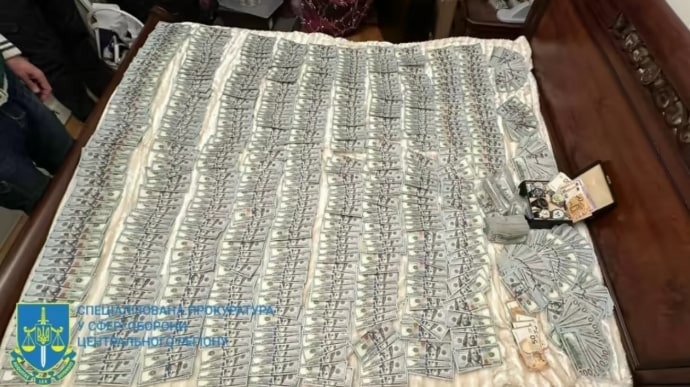 Хабарі в столичному військкоматі: у затриманих посадовців Голосіївського районного ТЦК вилучили понад мільйон доларів та елітні авто
