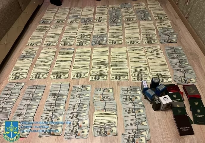 Хабарі в столичному військкоматі: у затриманих посадовців Голосіївського районного ТЦК вилучили понад мільйон доларів та елітні авто
