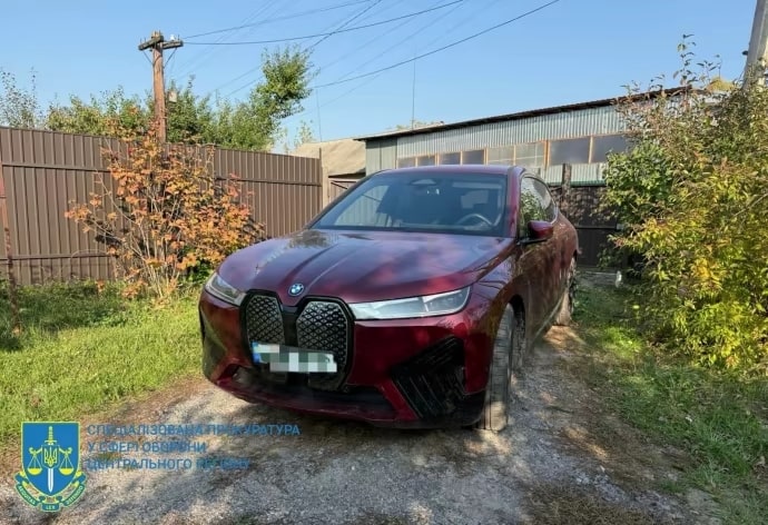 Хабарі в столичному військкоматі: у затриманих посадовців Голосіївського районного ТЦК вилучили понад мільйон доларів та елітні авто