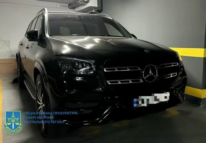 Хабарі в столичному військкоматі: у затриманих посадовців Голосіївського районного ТЦК вилучили понад мільйон доларів та елітні авто