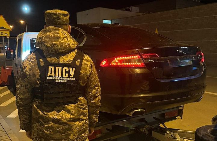 На українському кордоні виявлено спробу ввезення елітного Jaguar під виглядом гуманітарної допомоги