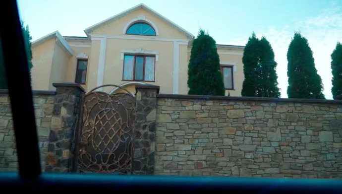 Елітна нерухомість та мільйонні заощадження: журналісти розкрили статки ще однієї лікарки Хмельницької МСЕК та її родини