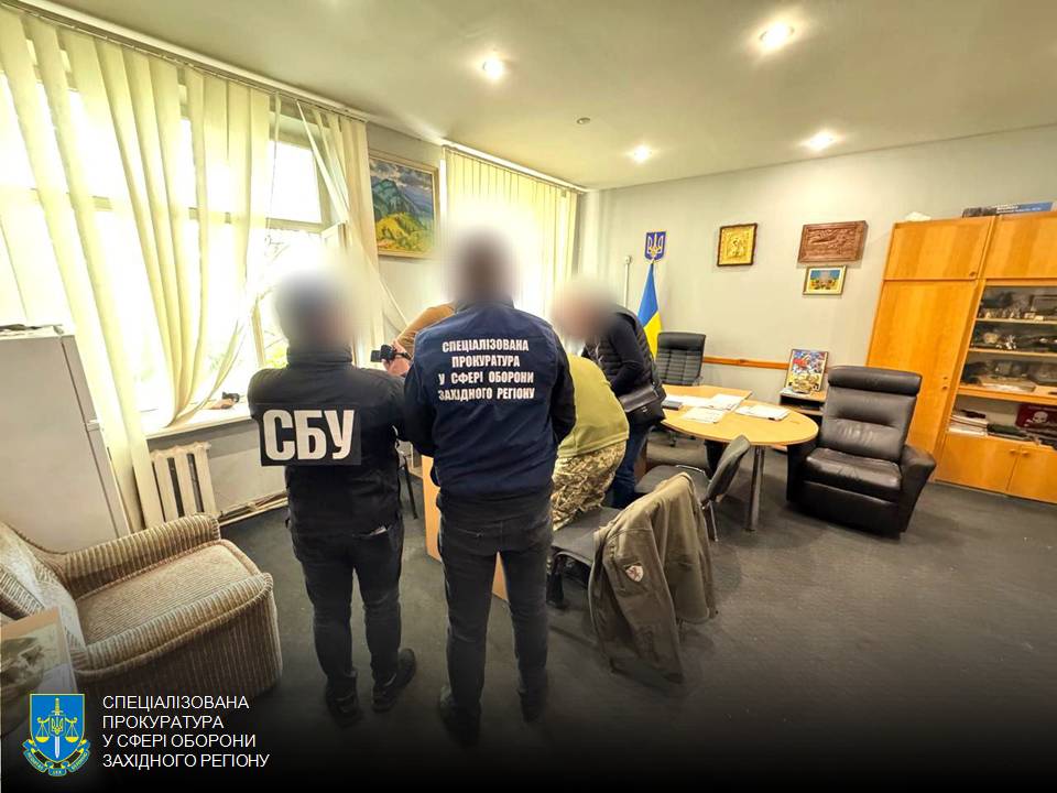 На Закарпатті викрили посадовців ТЦК та Тероборони, які за хабарі допомагали ухилятися від мобілізації