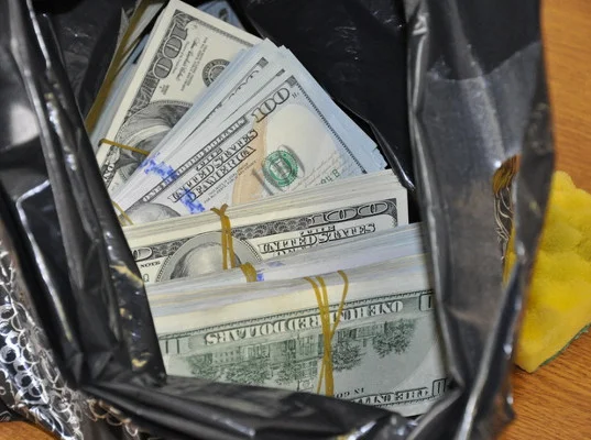 Суд оштрафував трьох осіб за спробу отримати 160 тисяч доларів за вплив на розподіл земельних ділянок на Полтавщині