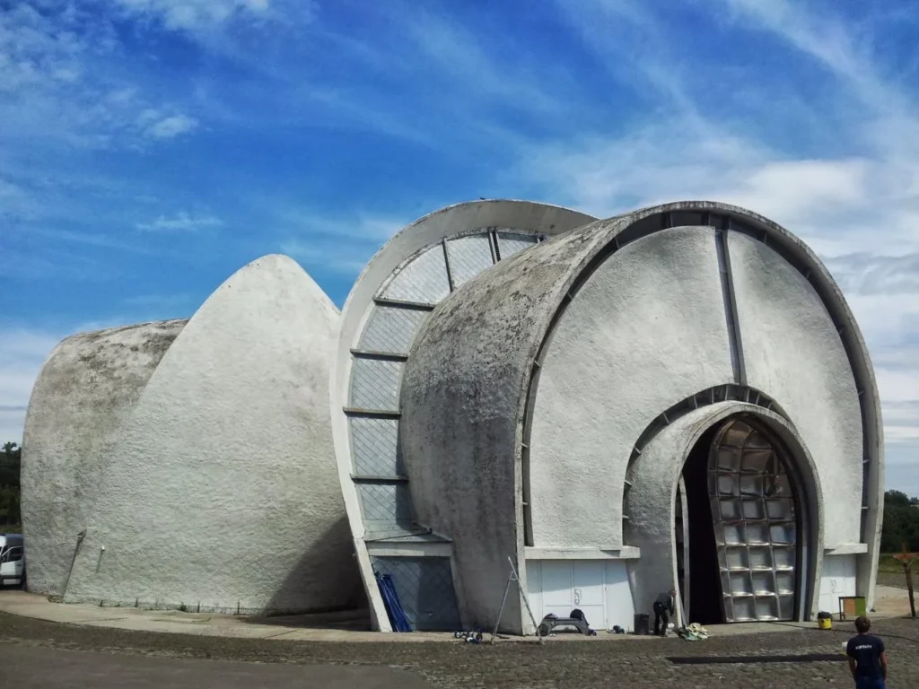 У Києві викрили схему розкрадання бюджетних коштів через закупівлю поховальних урн