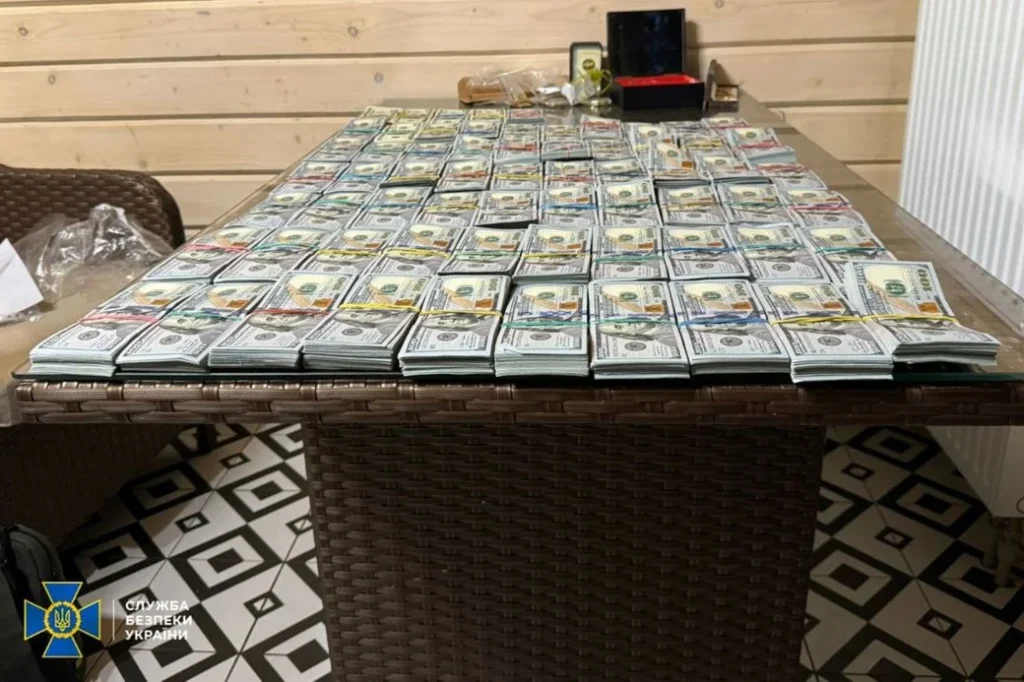 На Київщині арештували 18 мільйонів гривень начальника військкомату, знайдених у схованках