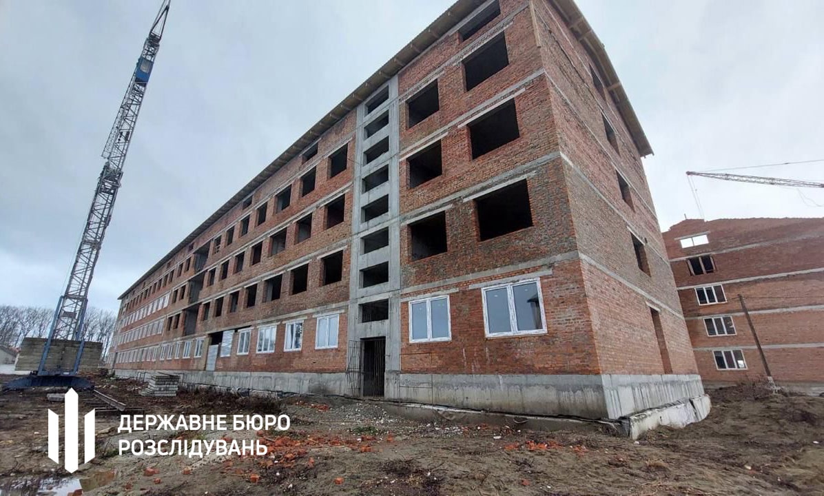 ДБР викрило багатомільйонну схему зловживань при будівництві військового гуртожитку на Закарпатті