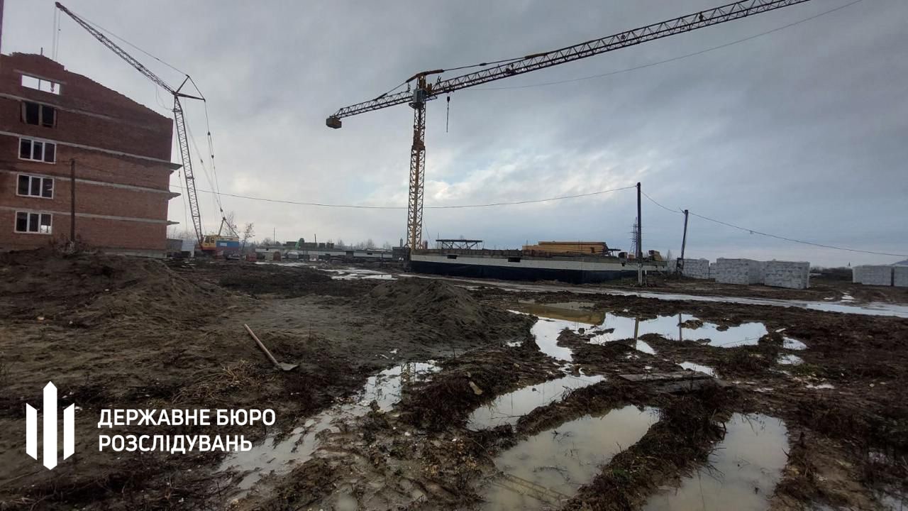 ДБР викрило багатомільйонну схему зловживань при будівництві військового гуртожитку на Закарпатті