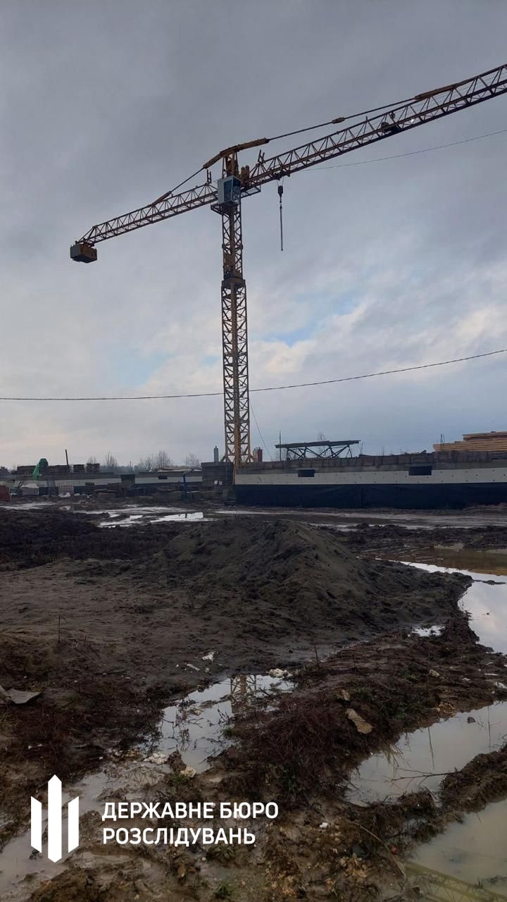 ДБР викрило багатомільйонну схему зловживань при будівництві військового гуртожитку на Закарпатті