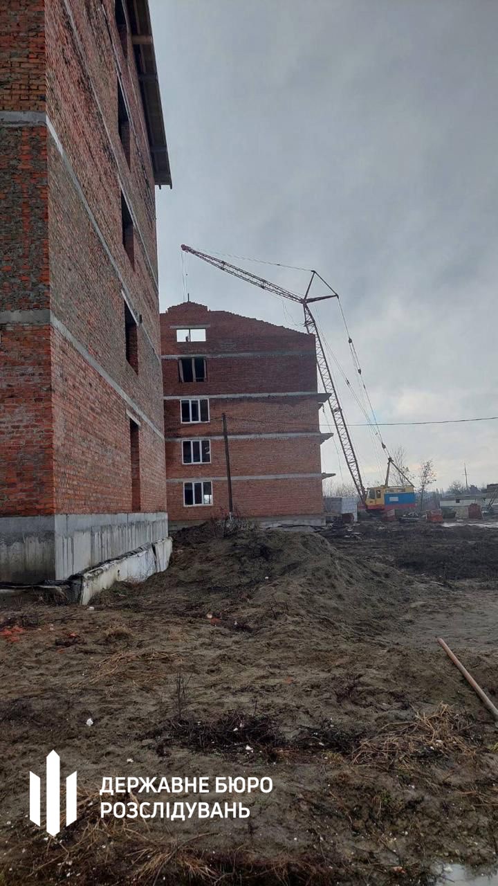 ДБР викрило багатомільйонну схему зловживань при будівництві військового гуртожитку на Закарпатті