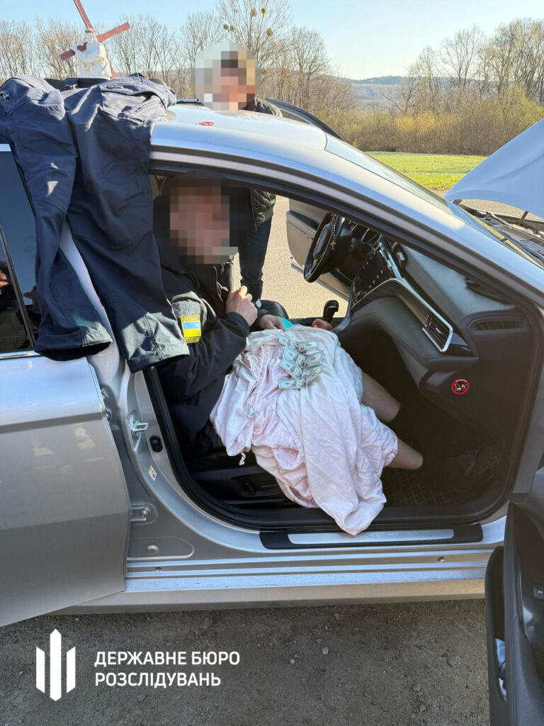 Хабарництво на кордоні: митник Львівщини брав "відкати" за вивезення незадекларованої валюти