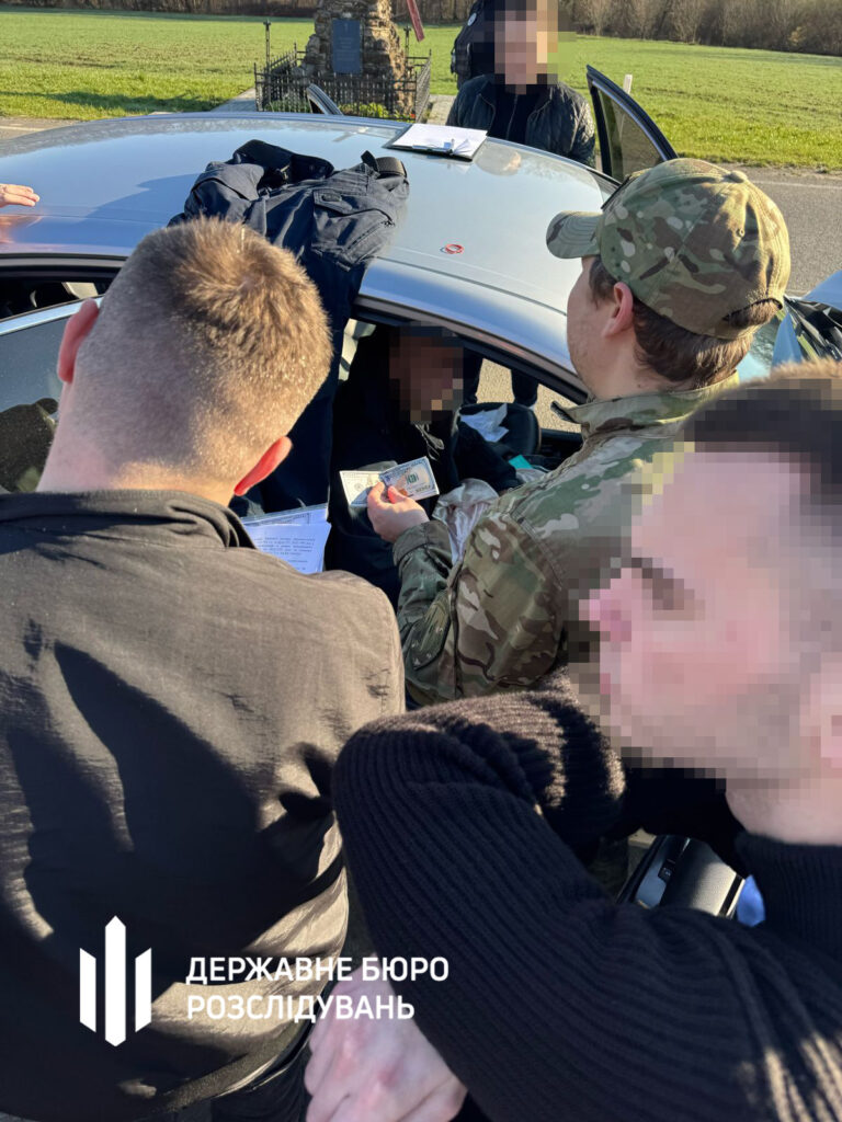 Хабарництво на кордоні: митник Львівщини брав "відкати" за вивезення незадекларованої валюти