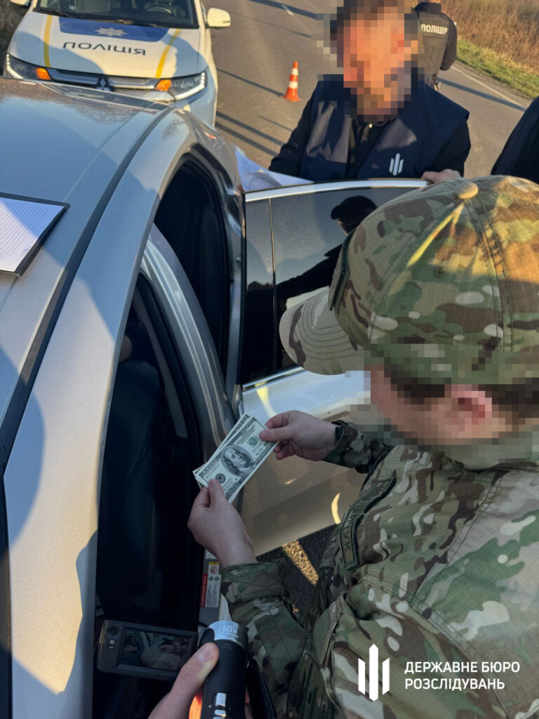Хабарництво на кордоні: митник Львівщини брав "відкати" за вивезення незадекларованої валюти