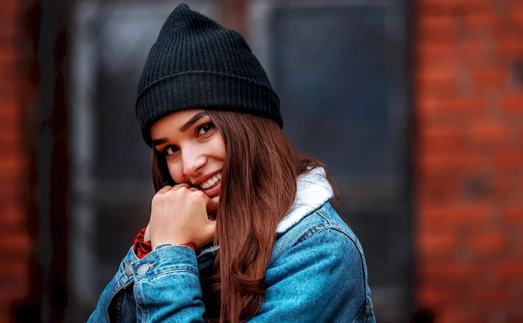 дівчина у шапці