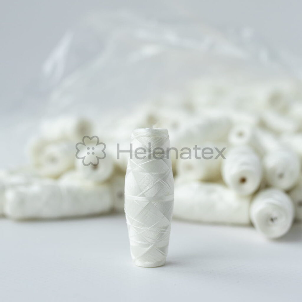 Нитки для квілтингу і вишивки відіграють ключову роль у створенні якісних текстильних виробів — від домашнього декору до промислового виробництва. Саме від властивостей нитки залежить рівномірність стібка, стабільність малюнка, зносостійкість виробу та його естетичний вигляд.