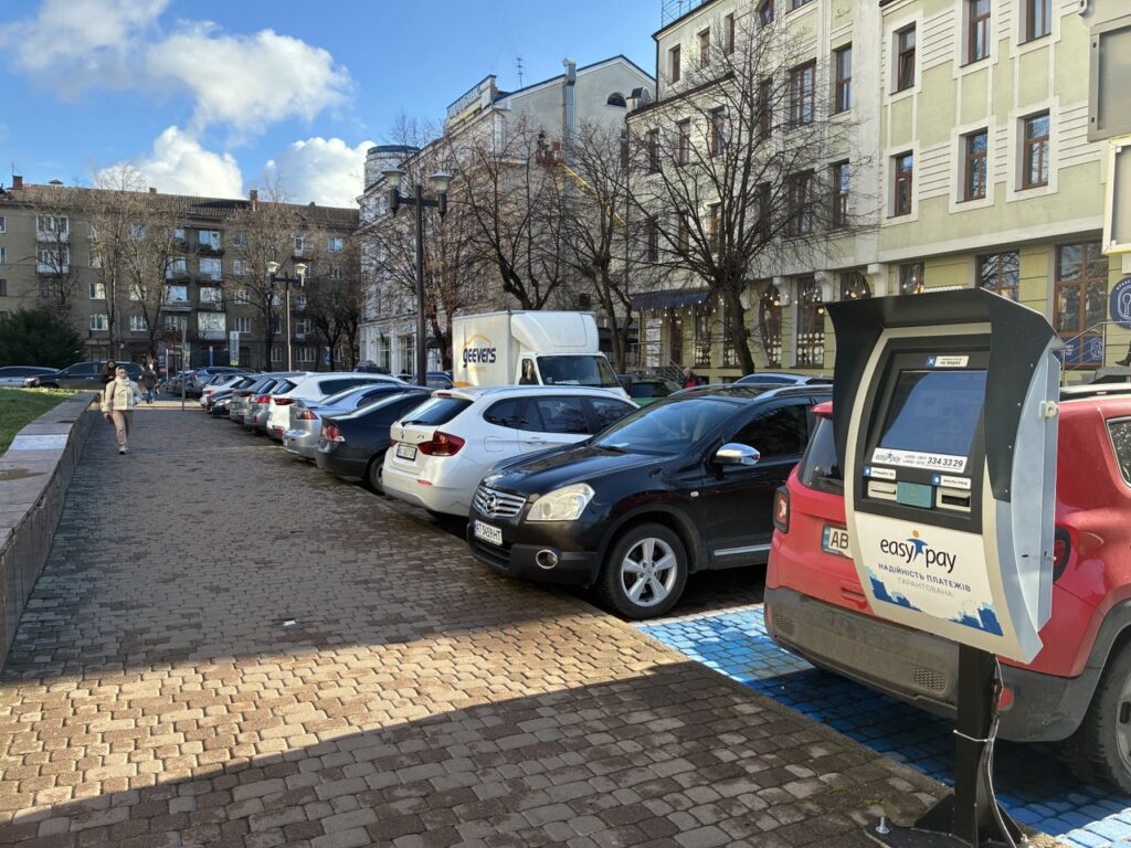 У Франківську оголосили торги на прибирання платних паркувань — близько 330 тис. грн