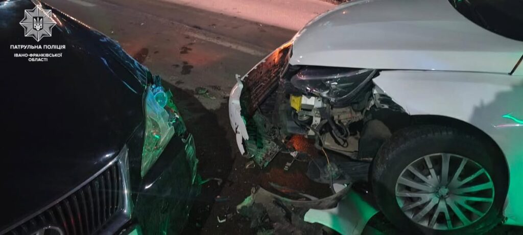 У Франківську нетверезий водій Lexus виїхав на зустрічну і спричинив аварію