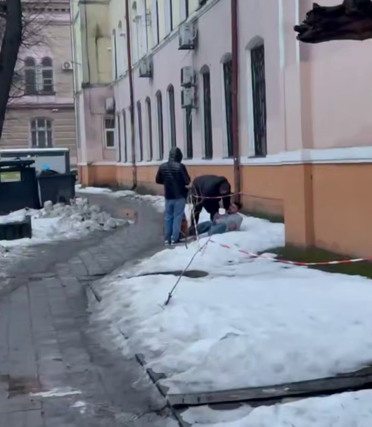 Патрульні оприлюднили відео інциденту на Грушевського: друзів звинуватили в бійці, але вони супроводжували п’яного додому