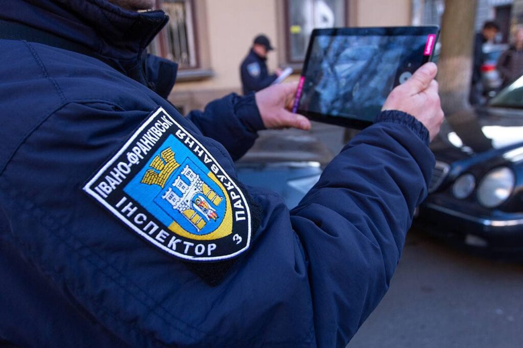 Франківськ: інспектори з паркування виписали штрафів на понад 836 тис. грн за три тижні