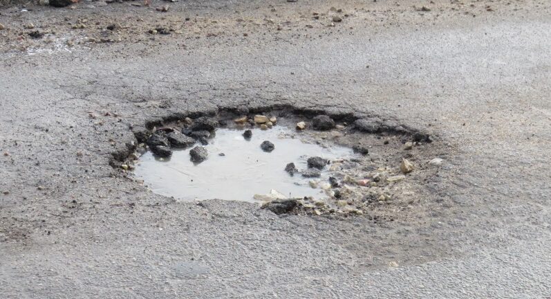 Франківськ починає ямковий ремонт: лататимуть глибокі вибоїни й у мороз