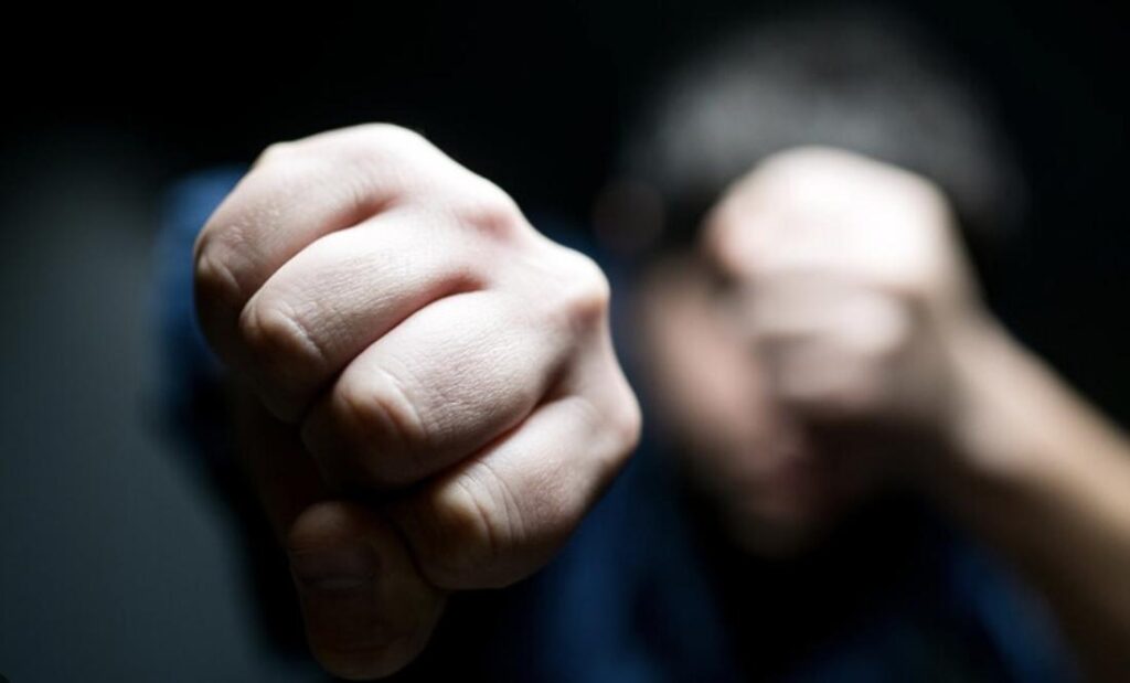 У Франківську оштрафували чоловіка, який напав і вкусив поліцейського під час затримання