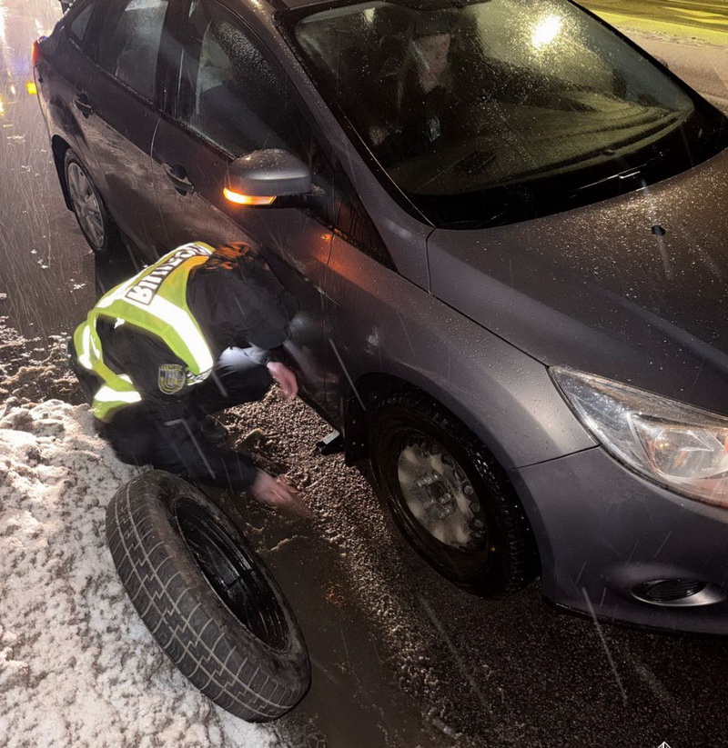 Патрульні в Івано‑Франківську оперативно змінили колесо автівці з дитиною