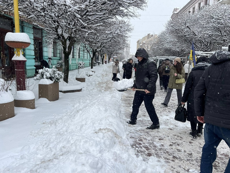 Мер Івано‑Франківська віддав пріоритет спальним районам через нерозчищені дороги