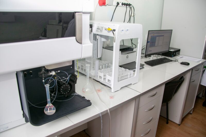 Польща передала Франківську аварійний авто та спектрометр для контролю якості води