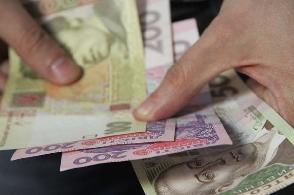 П'яний водій автобуса в Івано‑Франківську поклав у патрульну машину 1318 грн і 100 доларів — суд присудив штраф