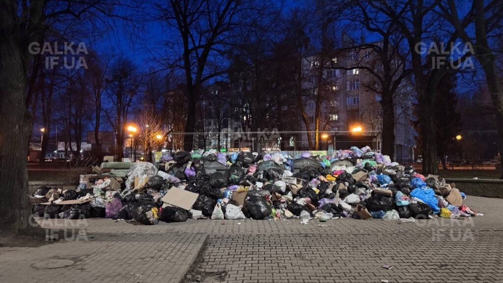 У Франківську не вивозили сміття через перебронювання працівників — мер запевнив, що проблему вирішили