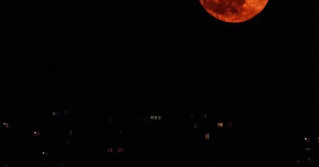 Кривавий місяць понад Україною: затемнення помітили в Києві, Одесі та Івано‑Франківську