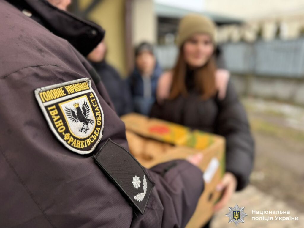 Прикарпатські поліцейські та Фундація відкритих дверей передали 40 продуктових наборів сім’ям