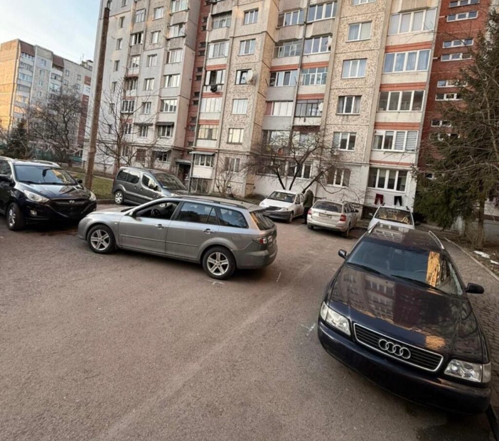 У Франківську нетверезий водій спричинив ДТП на вулиці Івасюка за участі трьох авто