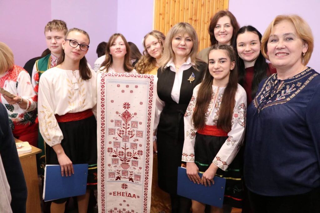 У Франківську представили гастрономічний рушник із QR-кодами за мотивами «Енеїди»