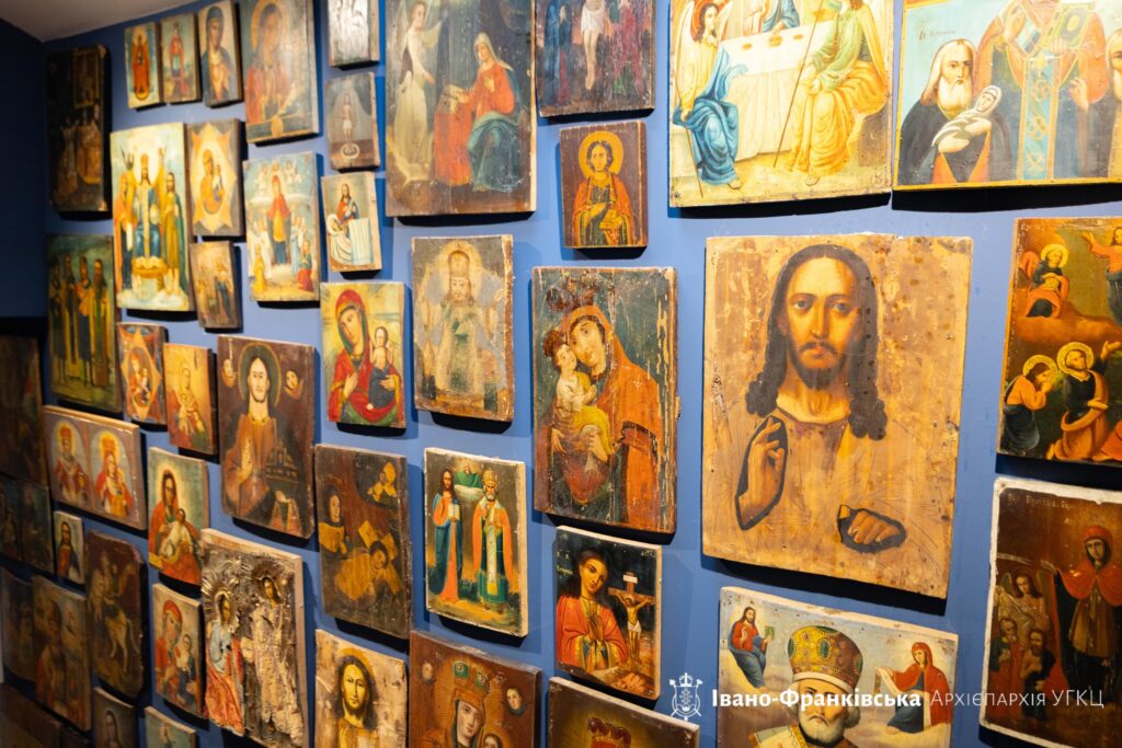 У Франківську відкрили музей «Катедра» при Архікатедральному соборі: плащаниці, ікони та камінь XVII століття