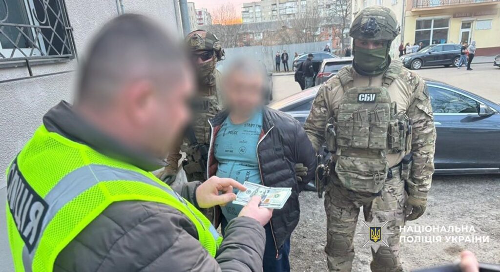 Підозра у хабарництві: у Прикарпатті затримали посадовця районного ТЦК — його відсторонили