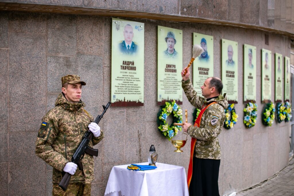 В Івано‑Франківську встановили анотаційну дошку на честь Героя Андрія Ткаченка