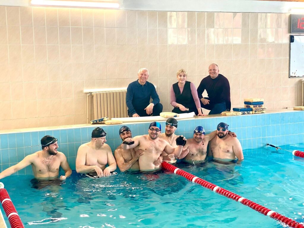 Ветерани‑параплавці у Франківську: басейн як простір відновлення