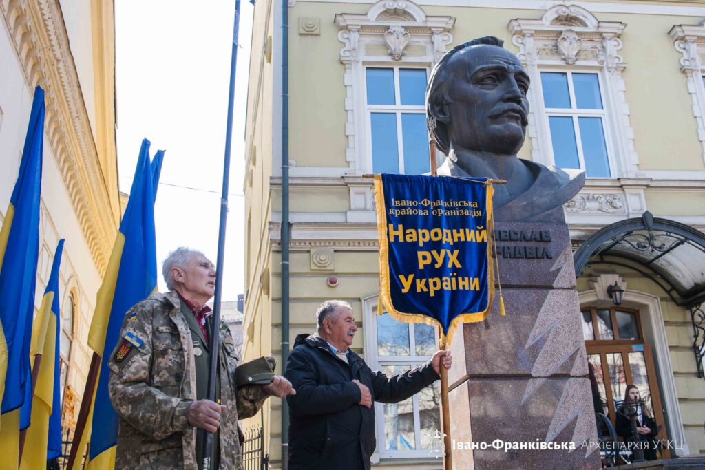 В Івано‑Франківську вшанували пам’ять В’ячеслава Чорновола біля пам’ятника Герою України