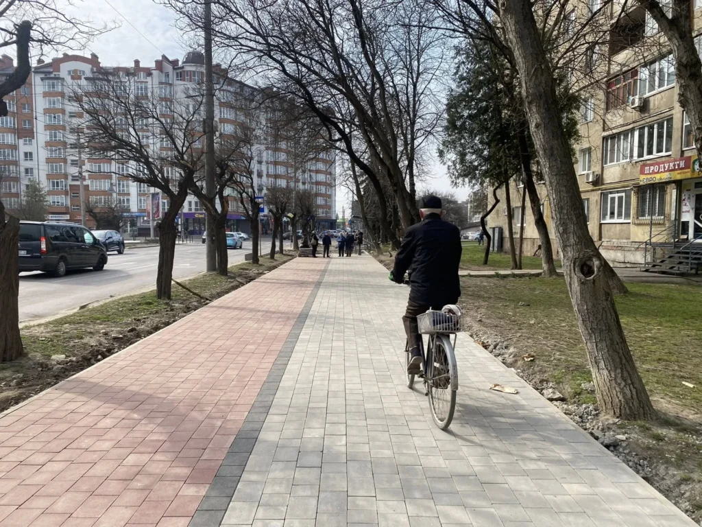 В Івано‑Франківську розпочали реконструкцію вулиці Степана Бандери: оновлять тротуари, велодоріжку та зупинки