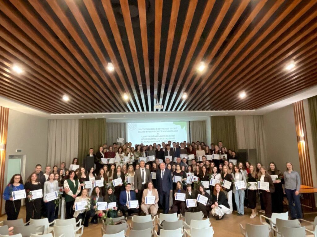 Івано‑Франківськ: 100 студентів отримали стипендії міського голови, 37 першокурсників — разові премії