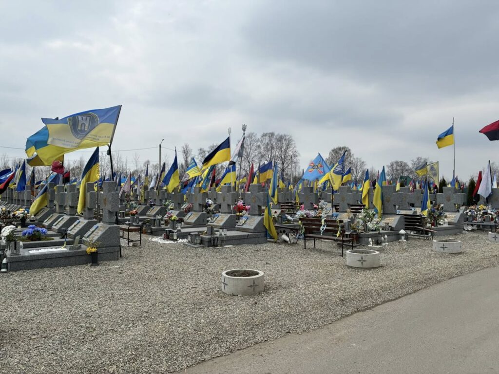 Франківська громада закликає впорядкувати кладовища напередодні Великодня