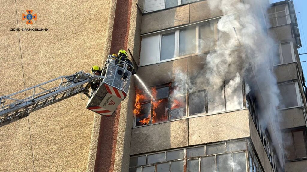 Пожежа на Вовчинецькій у Івано‑Франківську: загорівся балкон на 5‑му поверсі, евакуйовано 5 осіб