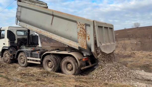 Мешканці Галича засипали гравієм 500 м розбитої вулиці Підлісної за власні кошти