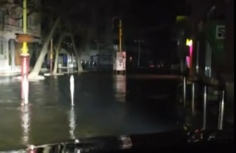 Прорив водогону в Івано‑Франківську: Стометрівка затоплена, аварійні бригади працюють