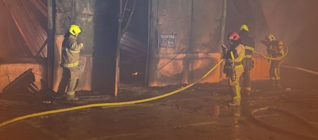 Івано‑Франківськ: дві автівки знищені під час пожежі в ангарі на вулиці Ребета